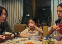 left handed girl u 00 07 18 r